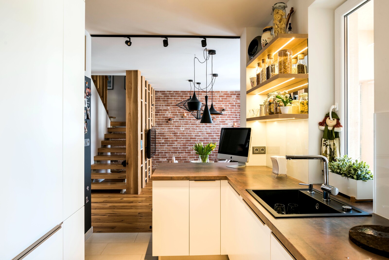 Michal Staško interiér mezonetu v Piešťanoch